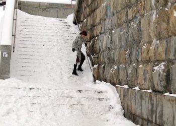 Мэр Новосибирска поручил ГУБО расчистить городские лестницы от снега