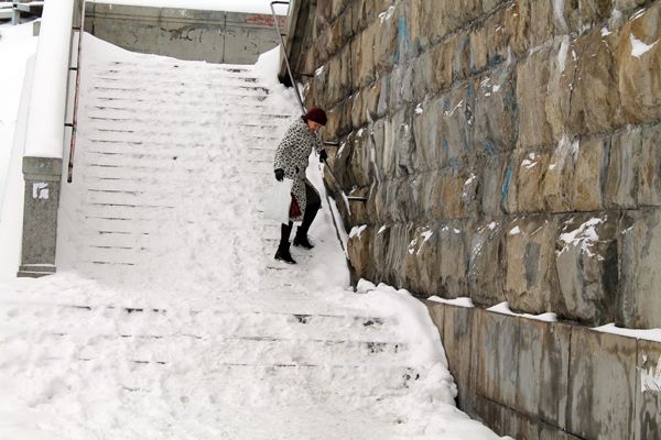 Мэр Новосибирска поручил ГУБО расчистить городские лестницы от снега