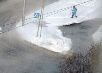 Холодная вода залила улицу Лазурную в Новосибирске