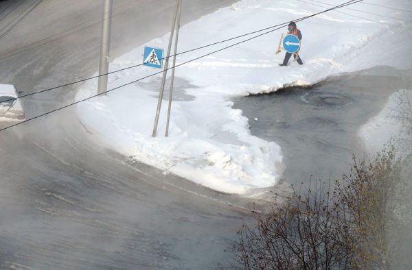 Холодная вода залила улицу Лазурную в Новосибирске