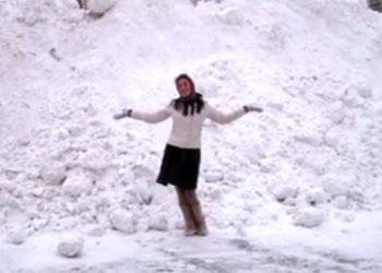 «А у нас снег» — Машани сняла клип о сугробах во дворах Новосибирска