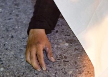 Следователи устанавливают причины смерти новосибирца, найденного мертвым накануне утром