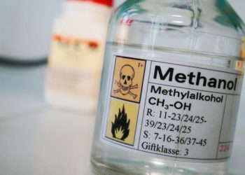 В Новосибирске изъяли из продажи почти три тысячи литров стеклоочистителя с метанолом