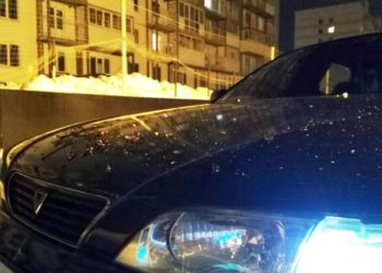 Банка с вареньем помяла капот иномарки на репетиции открытия катка на МЖК в Новосибирске