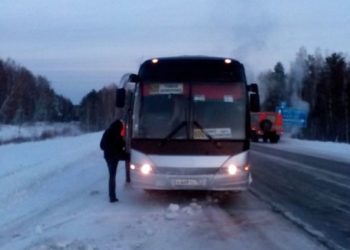 В Сибири у автобуса из-за морозов отказали тормоза (фото)