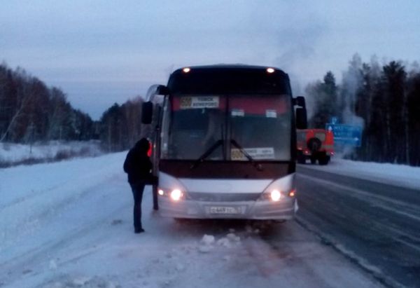 В Сибири у автобуса из-за морозов отказали тормоза (фото)