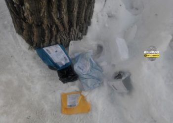 Новосибирцы обнаружили гору конвертов недалеко от почтового отделения