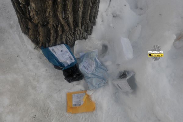 Новосибирцы обнаружили гору конвертов недалеко от почтового отделения