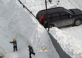 В Новосибирске сторож автостоянки отбивался шваброй от школьников, атаковавших машины снежками (видео)