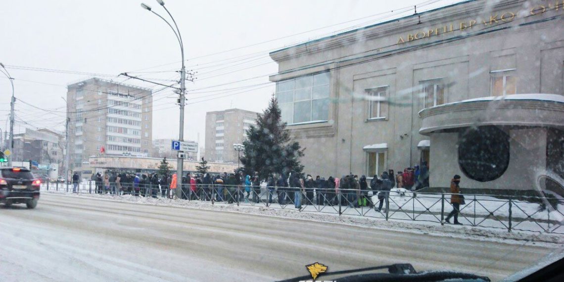 Сотни новосибирцев атаковали центральный ЗАГС (фото)