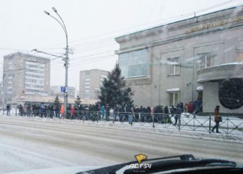 Сотни новосибирцев атаковали центральный ЗАГС (фото)