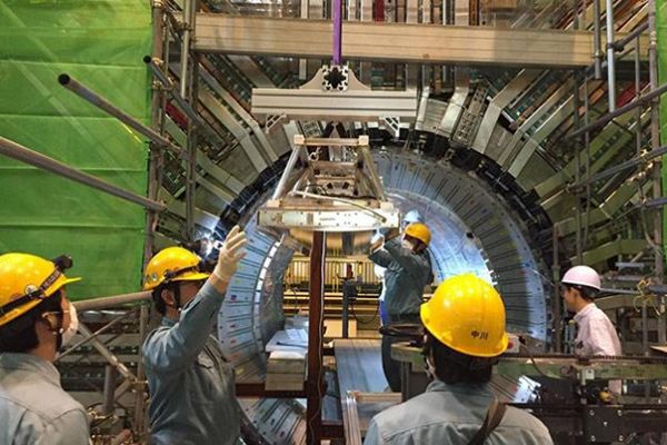 Решение о финансировании в Новосибирске Супер чарм-тау фабрики примут к 2019 году