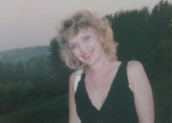 Кудрявая блондинка с голубыми глазами вышла из дома в центре Новосибирска и пропала