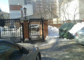 Неизвестные сожгли мусорные контейнеры возле здания ФСБ в Новосибирске