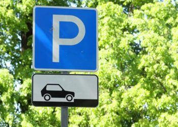 Цепи с нескольких парковок в центре Новосибирска убрали по требованию прокуратуры