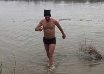 Заплыв бердчанина через Обь во время ледохода переполошил два федеральных ведомства