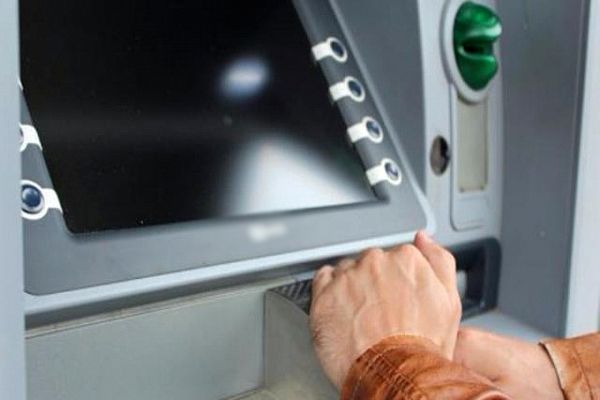 Условный срок получил новосибирец, снявший деньги с карты с помощью выброшенного в урну чека