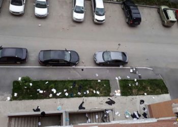 В левобережье Новосибирска мужчина обстрелял припаркованные автомобили кирпичами