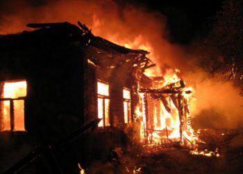Семья угорела при страшном пожаре в поселке Сузун