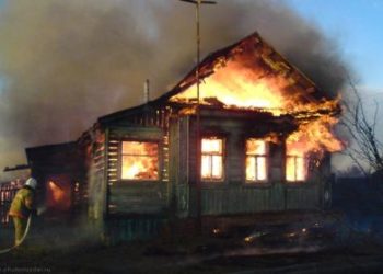 13-летняя девочка погибла при пожаре в Татарске, дом полыхнул, когда семья спала