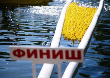 Благотворительный заплыв резиновых уток фонда «Навстречу переменам» прошел в столице