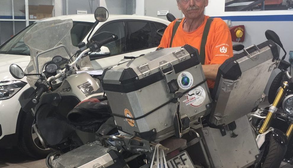 Мотоцикл путешественника, объехавшего Европу и Азию, сломался под Новосибирском