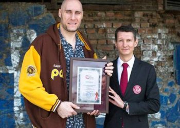 Cамым высоким человеком признан новосибирский спортсмен