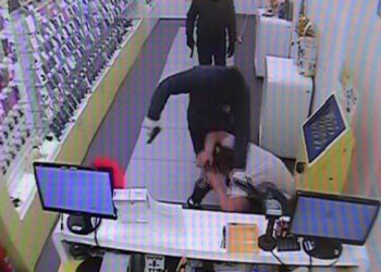 В Новосибирске будут судить трех парней, ограбивших салон сотовой связи