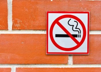 Сенаторы предложили штрафовать за курение у подъезда