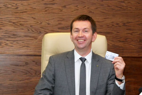 Сбербанк выдал новосибирским бюджетникам более 40 тысяч карт «Мир»