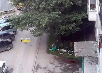 Женщина разбилась, выпав в окно четвертого этажа в Новосибирске