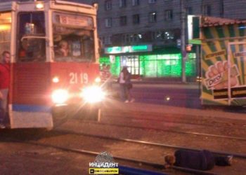 Мужчина остановил движение трамваев — лег на рельсы на площади Маркса