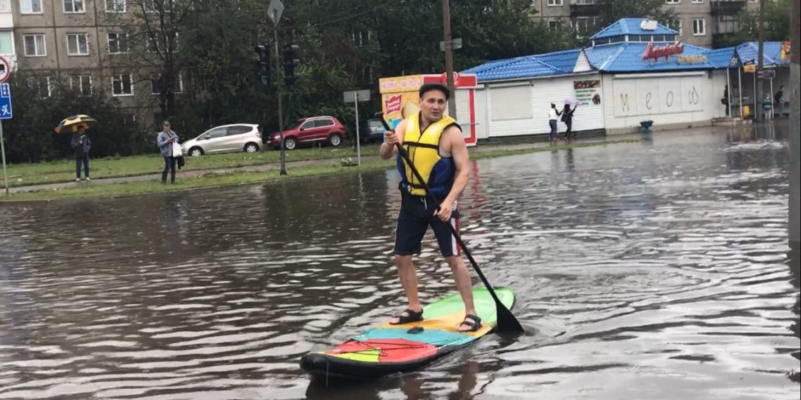 Красноярцы пересели на лодки — город затоплен ливнем (фото, видео)