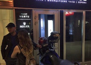 Пьяный мотоциклист на полном ходу въехал в магазин элитных часов в Новосибирске