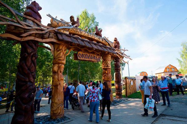 Крупнейший фестиваль Сибири отменен после посещения его участниками местной столовой