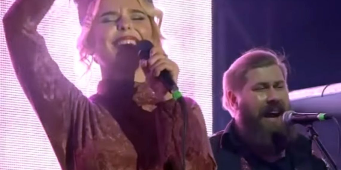 Пелагея поделилась ностальгией по дачному детству на концерте в Новосибирске