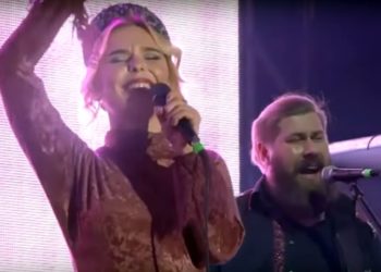 Пелагея поделилась ностальгией по дачному детству на концерте в Новосибирске