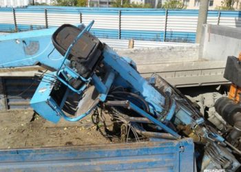 Стрела самогруза упала на молодого рабочего в Новосибирске