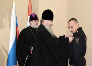 Новосибирские росгвардейцы получили медали «За служение РПЦ» за поимку напавшего на памятник царю