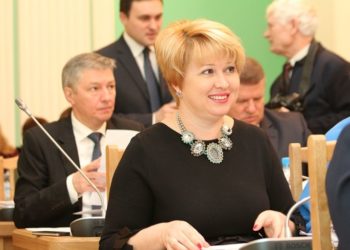 Сибирская чиновница с доходом в 300 тысяч рублей в месяц пожаловалась на маленькую зарплату