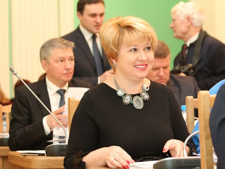 Сибирская чиновница с доходом в 300 тысяч рублей в месяц пожаловалась на маленькую зарплату