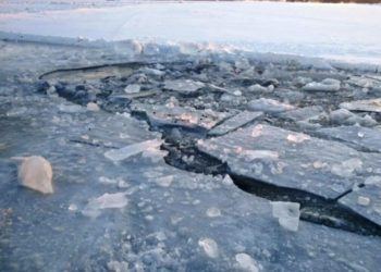 Провалившихся под лед новосибирцев пытаются обнаружить водолазы