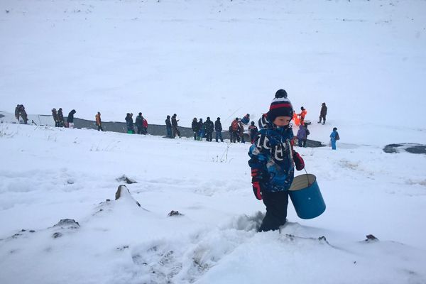 Почти 100 новосибирцев пришли спасать рыбу на шлюзах