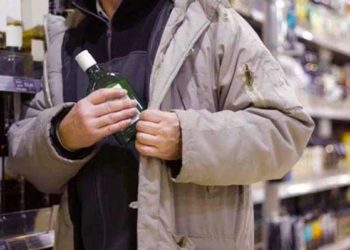 Новосибирец напал на продавца из-за бутылки водки и банки консервов