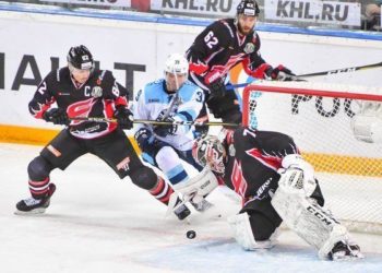 Почти тысяча новосибирцев отправилась в Омск на сибирское хоккейное дерби