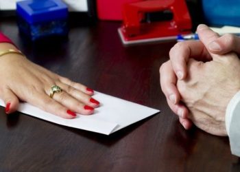 За взятку в 30 000 рублей задержана замначальника отдела судебных приставов в Новосибирске