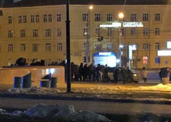 Новосибирцы пожаловались на странное поведение юных тусовщиков возле ГПНТБ