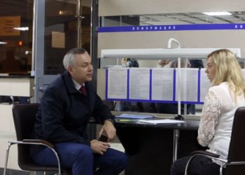 Разобраться с очередями в МФЦ поручил Андрей Травников