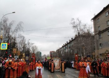 Сотни новосибирцев прошли Крестным ходом в праздник Светлой Пасхи