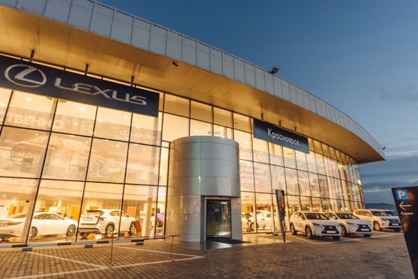 Сибиряки организовали палаточный лагерь в «Лексус Центре»